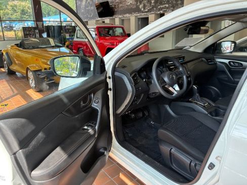 Used 2022 Nissan Rogue Sport S FWD image 17