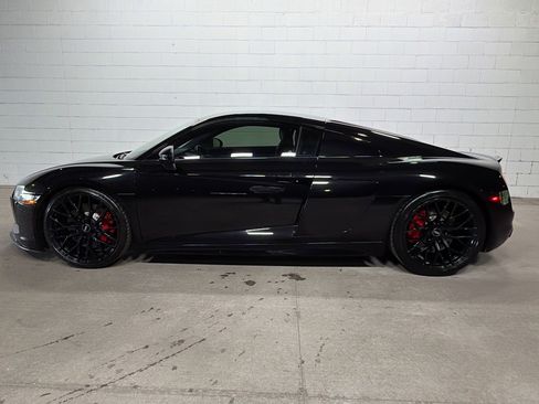 Used 2018 Audi R8 V10 w/ Premium Package RWD image 2