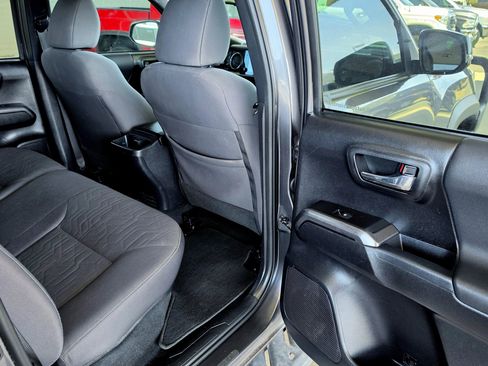 Used 2019 Toyota Tacoma TRD Off-Road image 32