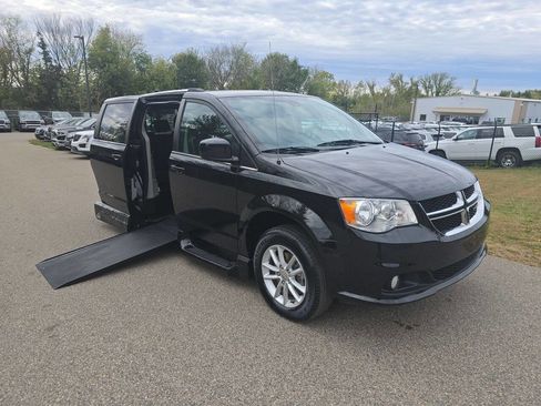 Used 2019 Dodge Grand Caravan SXT image 2