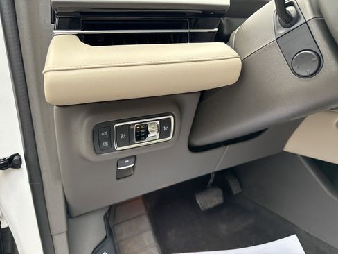 Used 2024 Lincoln Nautilus Premier w/ Equipment Group 102A image 28