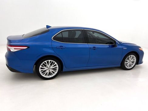 Used 2020 Toyota Camry XLE w/ Sunroof Package FWD image 6