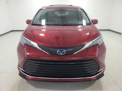 Certified 2024 Toyota Sienna XLE AWD/4WD image 2