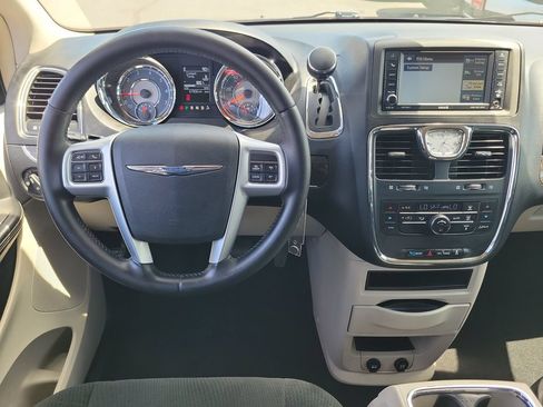 Used 2012 Chrysler Town & Country Touring FWD image 4