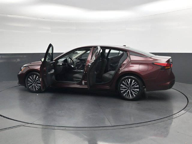 Used 2025 Nissan Altima 2.5 SV FWD image 41