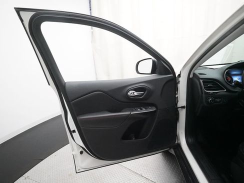 Used 2019 Jeep Cherokee Trailhawk w/ Comfort/Convenience Group AWD/4WD image 28
