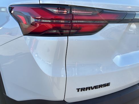 Used 2023 Chevrolet Traverse RS FWD image 30
