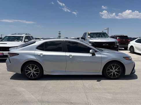 Used 2024 Toyota Camry SE FWD image 3