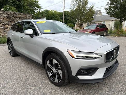 Used 2025 Volvo V60 B5 Cross Country Plus AWD/4WD image 9