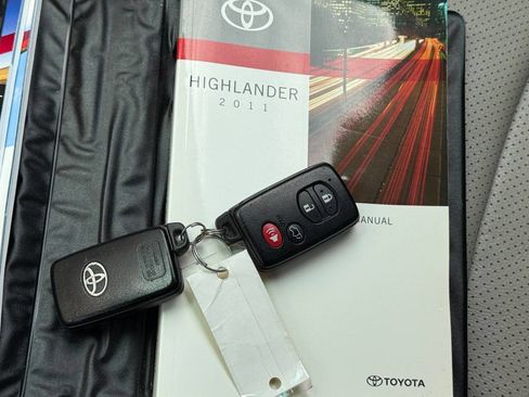 Used 2011 Toyota Highlander Limited w/ Tow Pkg FWD image 28