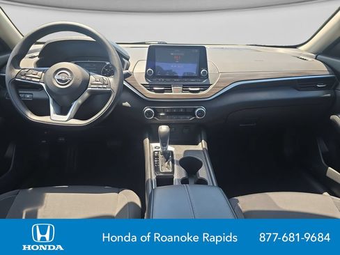 Used 2025 Nissan Altima 2.5 SV FWD image 12