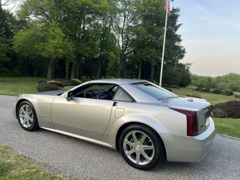 Used 2004 Cadillac XLR RWD image 33