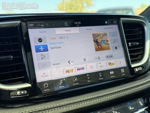 Used 2025 Chrysler Pacifica Limited image 20