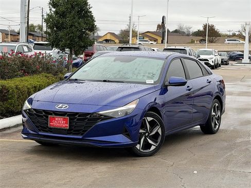 Used 2023 Hyundai Elantra SEL w/ Convenience Package image 2