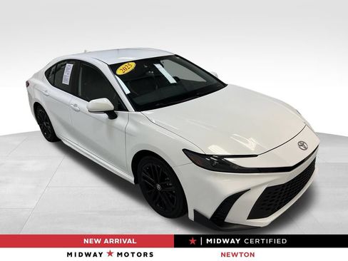 Used 2025 Toyota Camry SE FWD image 1