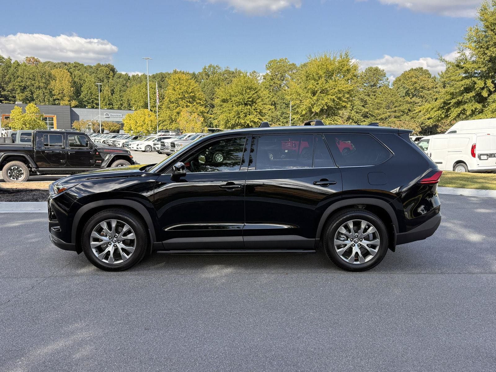 Used 2024 Toyota Grand Highlander FWD image 2