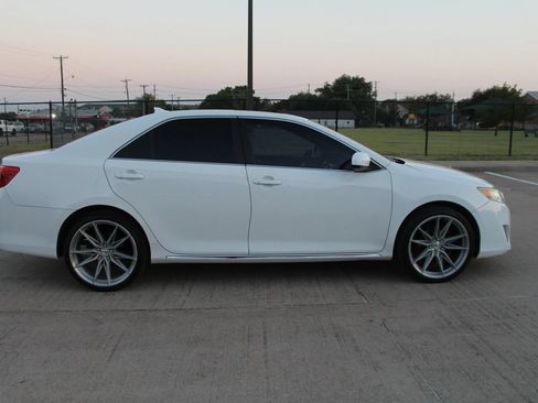 Used 2012 Toyota Camry XLE FWD image 5