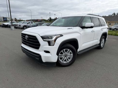 Used 2026 Toyota Sequoia SR5 w/ SR5 Premium Package AWD/4WD image 1
