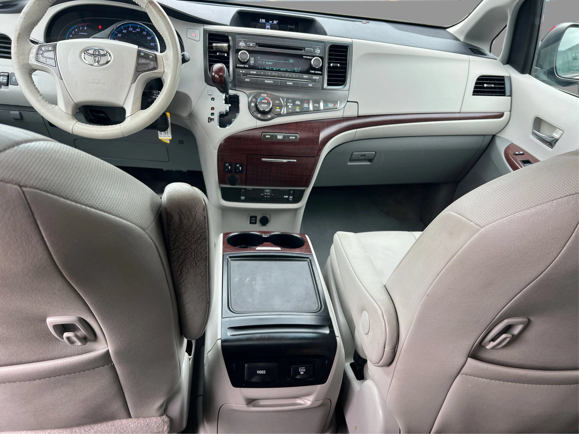 Used 2012 Toyota Sienna XLE w/ Entertainment Pkg FWD image 21