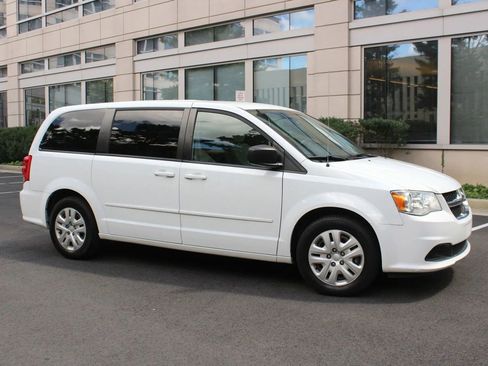 Used 2016 Dodge Grand Caravan SE w/ Quick Order Package 29E SE FWD image 2