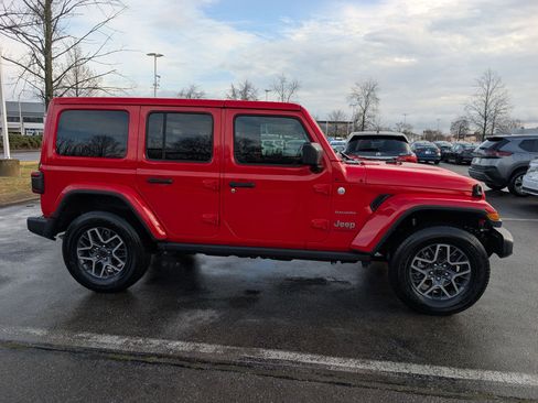 Used 2024 Jeep Wrangler Unlimited Sahara AWD/4WD image 8