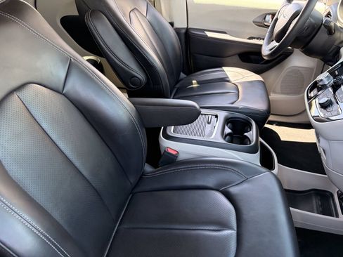Used 2023 Chrysler Pacifica Touring-L FWD image 10