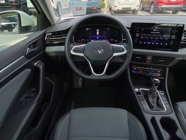 Used 2025 Volkswagen Jetta SE FWD image 27