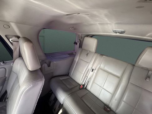 Used 2010 Lincoln Navigator image 14