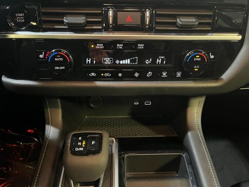 Used 2025 Nissan Pathfinder SV image 18