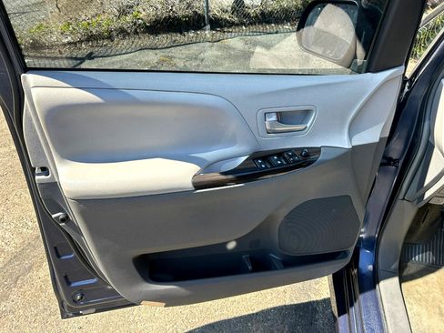 Used 2018 Toyota Sienna XLE image 9