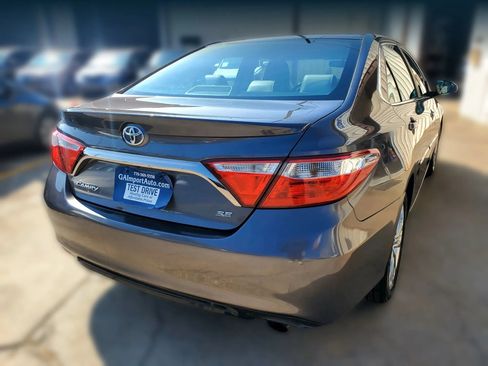 Used 2017 Toyota Camry SE w/ Moonroof Package FWD image 15