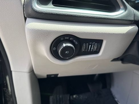 Used 2023 Chrysler Pacifica Limited FWD image 14