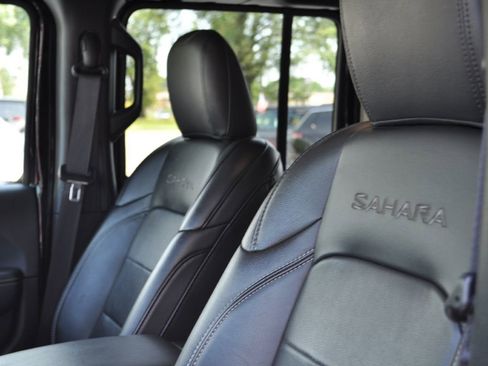 Used 2023 Jeep Wrangler Unlimited Sahara w/ Cold Weather Group AWD/4WD image 7
