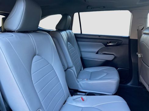 Used 2024 Toyota Highlander XLE image 28