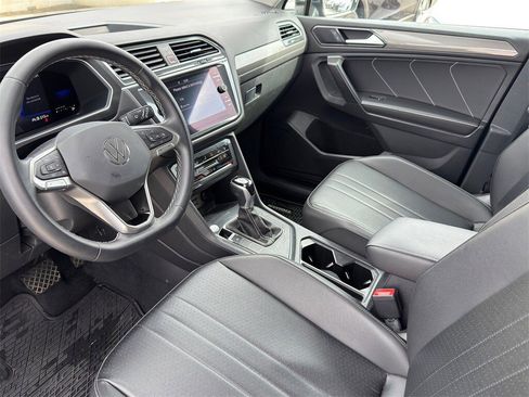 Used 2022 Volkswagen Tiguan SE image 9