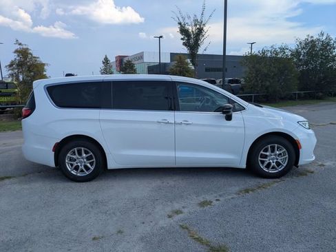 Used 2024 Chrysler Pacifica Touring-L FWD image 2