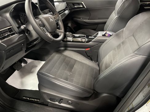 Used 2025 Mitsubishi Outlander SE image 9