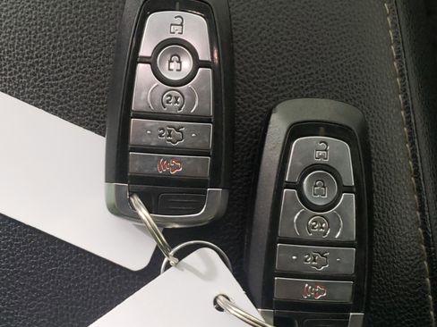 Used 2017 Ford Fusion SE w/ Fusion SE Technology Package image 26