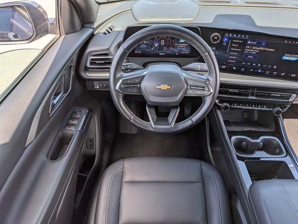 Used 2025 Chevrolet Traverse LT FWD image 16