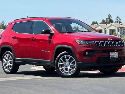 Used 2024 Jeep Compass Latitude image 2