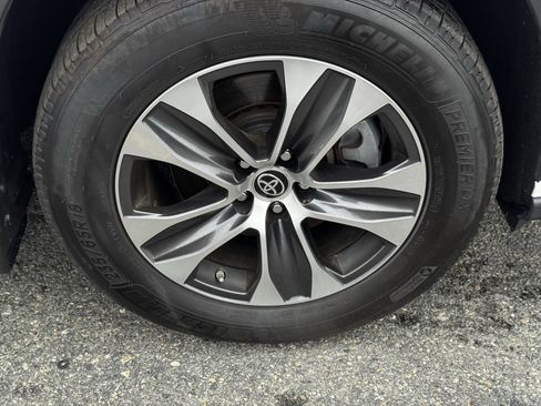 Used 2022 Toyota Highlander XLE image 9