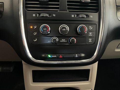 Used 2017 Dodge Grand Caravan SE FWD image 14