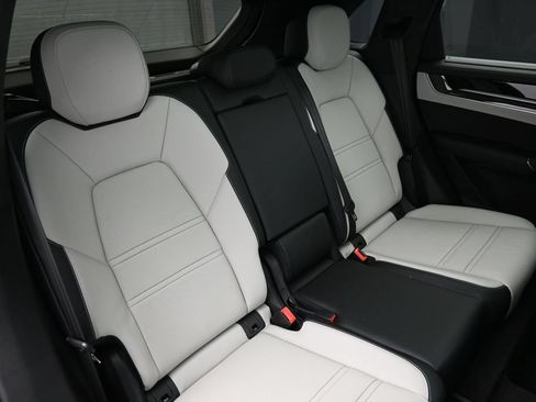 Certified 2025 Porsche Cayenne Turbo AWD/4WD image 29