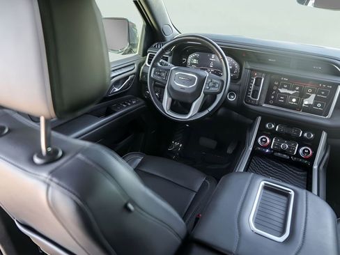 Used 2022 GMC Yukon XL Denali w/ Denali Premium Package image 32