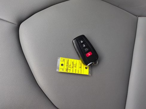 Used 2022 Toyota Highlander XLE image 30