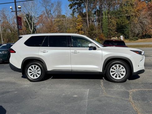 Used 2024 Toyota Grand Highlander XLE image 2