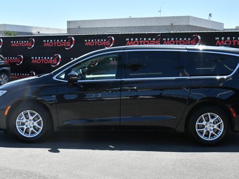 Used 2023 Chrysler Pacifica Touring-L FWD image 4