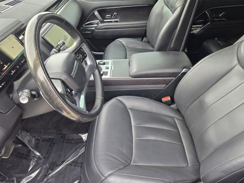 Used 2023 Land Rover Range Rover SE image 3