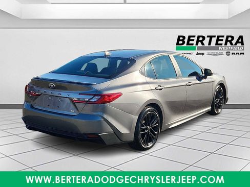 Used 2025 Toyota Camry SE image 6