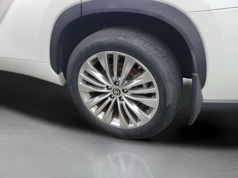 Used 2024 Toyota Highlander Platinum image 30